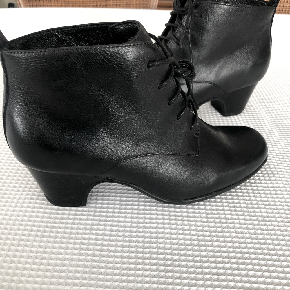 Clarks Women’s Lace Up Active Air Ankle Booties size 5M